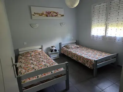 Un ou plusieurs lits dans un hébergement de l'établissement Maison familiale avec jardin à Lit-et-Mixe, 100 m²