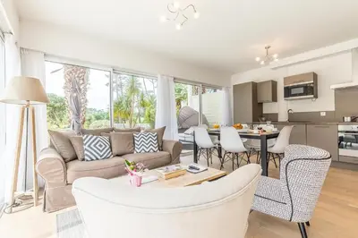 Cuisine ou kitchenette dans l'établissement Madame Vacances Les Palmiers du Golf Service Premium