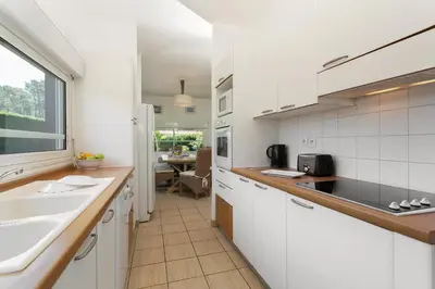 Cuisine ou kitchenette dans l'établissement Madame Vacances Les Dunes de la Prade