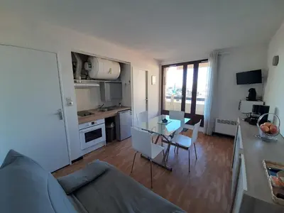 Cuisine ou kitchenette dans l'établissement Appartement rénové cœur de Seignosse, animaux acceptés, parking inclus - FR-1-239-107