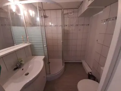 Salle de bains dans l'établissement Appartement rénové cœur de Seignosse, animaux acceptés, parking inclus - FR-1-239-107