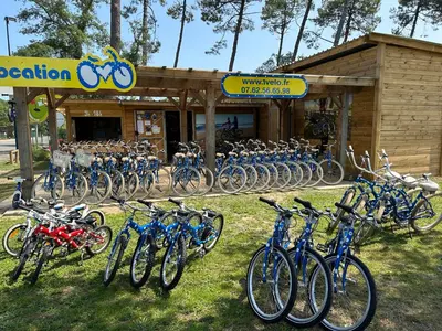 Vélo sur le terrain de l'établissement Green Resort ou dans les environs