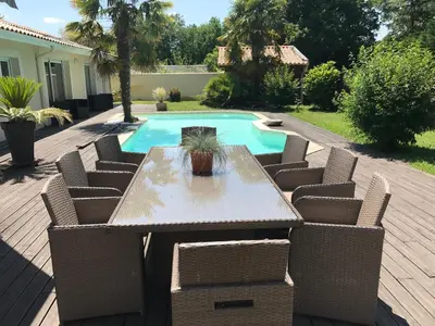 Piscine de l'établissement Les Rives du Bassin ou située à proximité