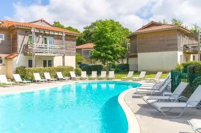 Piscine de l'établissement Lagrange Vacances Les Terrasses du Lac ou située à proximité