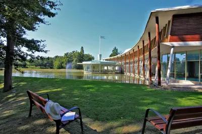 Jardin de l'établissement Logis des Lacs d'Halco