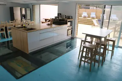 Cuisine ou kitchenette dans l'établissement BodyGo Surfhouse