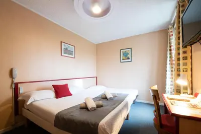 Un ou plusieurs lits dans un hébergement de l'établissement Logis Hôtel La crémaillère