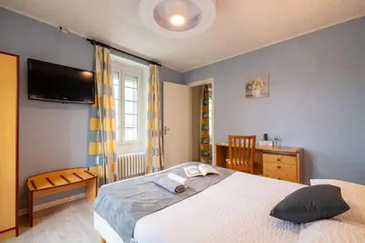 Un ou plusieurs lits dans un hébergement de l'établissement Logis Hôtel La crémaillère