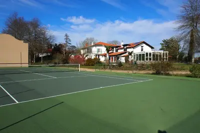 Tennis ou squash au sein de le B&B/chambre d'hôtes ou à proximité