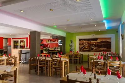 Restaurant ou autre lieu de restauration dans l'établissement Hôtel Les Italiens