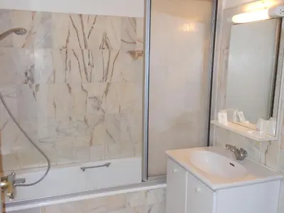 Salle de bains dans l'établissement Le Central