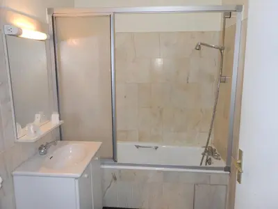 Salle de bains dans l'établissement Le Central