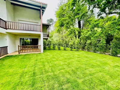 Jardin de l'établissement Duplex T3 2 étoiles bord de lac 65mcarrés