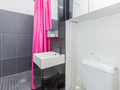Salle de bains dans l'établissement Studio rénové face à la dune, proche plage et commerces, idéal pour 2 personnes - FR-1-239-150