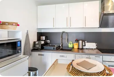 Cuisine ou kitchenette dans l'établissement Le Neptune