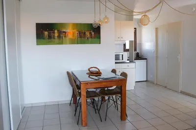 Cuisine ou kitchenette dans l'établissement Résidence Lou Cout - à 200m de l'Océan