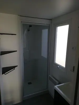Salle de bains dans l'établissement Les Dunes de Contis 4 étoiles