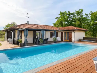 Piscine de l'établissement Holiday Home Petrocq by Interhome ou située à proximité