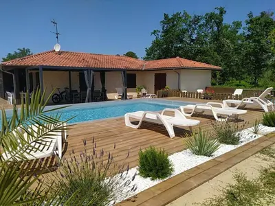 Piscine de l'établissement Holiday Home Petrocq by Interhome ou située à proximité