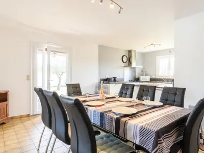 Cuisine ou kitchenette dans l'établissement Holiday Home Petrocq by Interhome