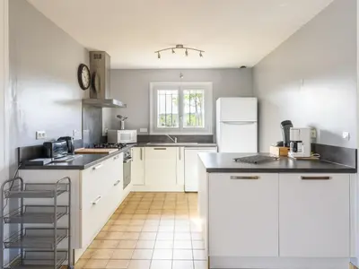 Cuisine ou kitchenette dans l'établissement Holiday Home Petrocq by Interhome