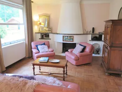 Coin salon dans l'établissement Holiday Home Le Belon by Interhome