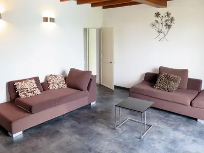 Coin salon dans l'établissement Holiday Home Aucéloun by Interhome