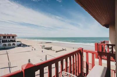 Vue générale sur la mer ou vue sur la mer prise depuis l'hôtel