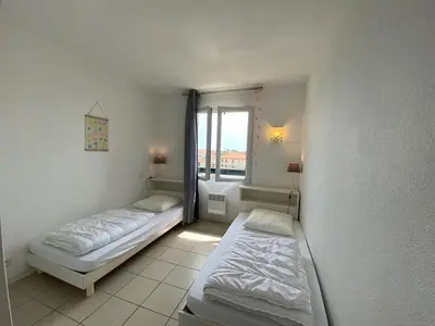Un ou plusieurs lits dans un hébergement de l'établissement Appartement T3 à 100m de l'océan, terrasse, animaux acceptés, bien aménagé pour vacances - FR-1-379-75