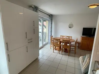 Télévision ou salle de divertissement dans l'établissement Appartement T3 à 100m de l'océan, terrasse, animaux acceptés, bien aménagé pour vacances - FR-1-379-75