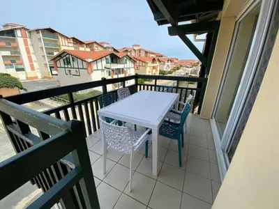 Balcon ou terrasse dans l'établissement Appartement T3 à 100m de l'océan, terrasse, animaux acceptés, bien aménagé pour vacances - FR-1-379-75