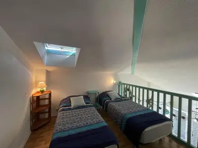 Un ou plusieurs lits dans un hébergement de l'établissement Charmant T2 mezzanine pour 4 pers. avec jardinet, proche du lac à Soustons - FR-1-379-72