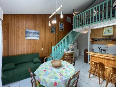 Coin salon dans l'établissement Charmant T2 mezzanine pour 4 pers. avec jardinet, proche du lac à Soustons - FR-1-379-72