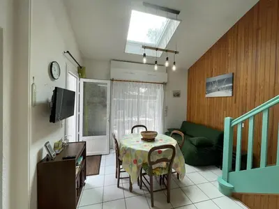 Télévision ou salle de divertissement dans l'établissement Charmant T2 mezzanine pour 4 pers. avec jardinet, proche du lac à Soustons - FR-1-379-72