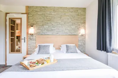 Un ou plusieurs lits dans un hébergement de l'établissement Logis Auberge du Relais - Hôtel & Restaurant