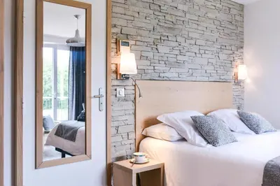 Un ou plusieurs lits dans un hébergement de l'établissement Logis Auberge du Relais - Hôtel & Restaurant