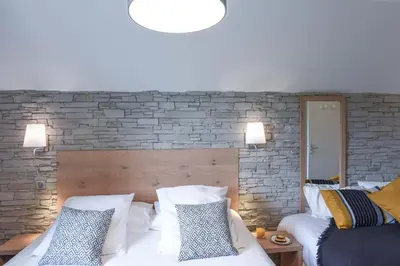 Un ou plusieurs lits dans un hébergement de l'établissement Logis Auberge du Relais - Hôtel & Restaurant