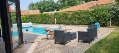 Piscine de l'établissement Maison landaise moderne avec piscine chauffée et spa ou située à proximité
