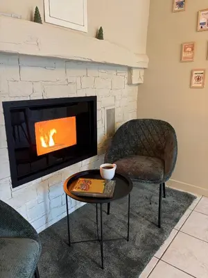 Coin salon dans l'établissement Maison d'hôtes - La Forge de Clermont
