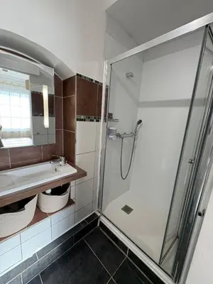 Salle de bains dans l'établissement Maison d'hôtes - La Forge de Clermont