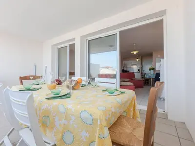 Coin salon dans l'établissement Appartement T2 avec terrasse et animaux acceptés - FR-1-379-65