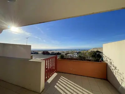 Balcon ou terrasse dans l'établissement Appartement T2 avec terrasse et animaux acceptés - FR-1-379-65