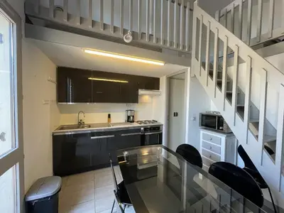 Cuisine ou kitchenette dans l'établissement Appartement T2 Mezzanine avec Terrasse Proche Lac - Animaux Acceptés ! - FR-1-379-27