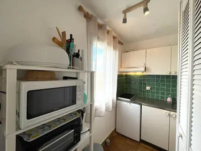 Cuisine ou kitchenette dans l'établissement Studio cosy pour 2 avec animaux acceptés et parking privé proche de l'océan - FR-1-379-32