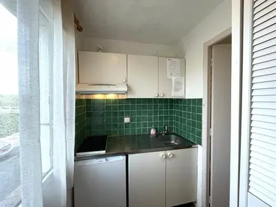 Cuisine ou kitchenette dans l'établissement Studio cosy pour 2 avec animaux acceptés et parking privé proche de l'océan - FR-1-379-32