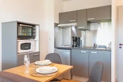 Cuisine ou kitchenette dans l'établissement CERISE Dax - Les Jardins du Lac
