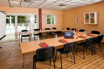 Espace de conférence ou salle de réunion dans l'établissement CERISE Dax - Les Jardins du Lac
