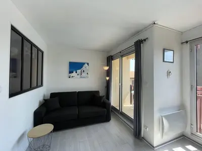 Coin salon dans l'établissement Appartement T1 à 50m du lac avec piscine, salle de jeux et parking, idéal famille/amis - FR-1-379-63
