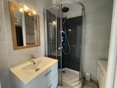 Salle de bains dans l'établissement Appartement T1 à 50m du lac avec piscine, salle de jeux et parking, idéal famille/amis - FR-1-379-63