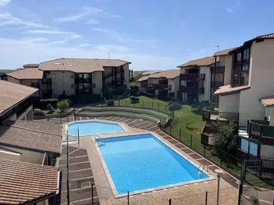 Piscine de l'établissement Appartement T1 à 50m du lac avec piscine, salle de jeux et parking, idéal famille/amis - FR-1-379-63 ou située à proximité